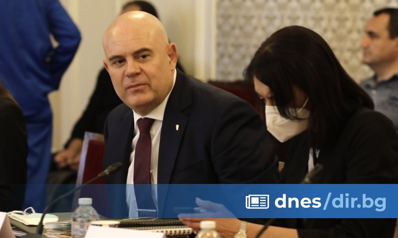 Главният прокурор Иван Гешев поиска от Конституционния съд (КС) да