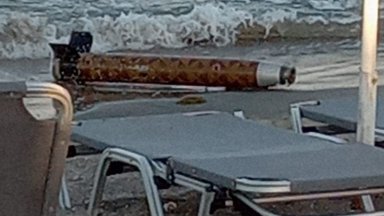 Военен боеприпас изплува на плаж с летовници между Поморие и Ахелой (снимки)