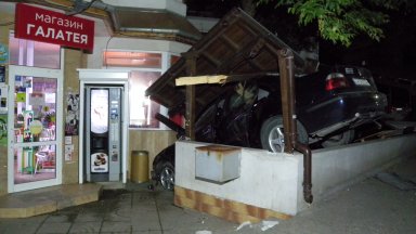 19-годишен шофьор с "БМВ" се заби в заведение в Разград (снимки)