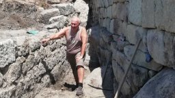 Откриха нова монументална сграда край храма на Дионис на Перперикон