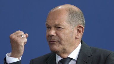 Германският канцлер Олаф Шолц разговаря вчера по телефона с украинския