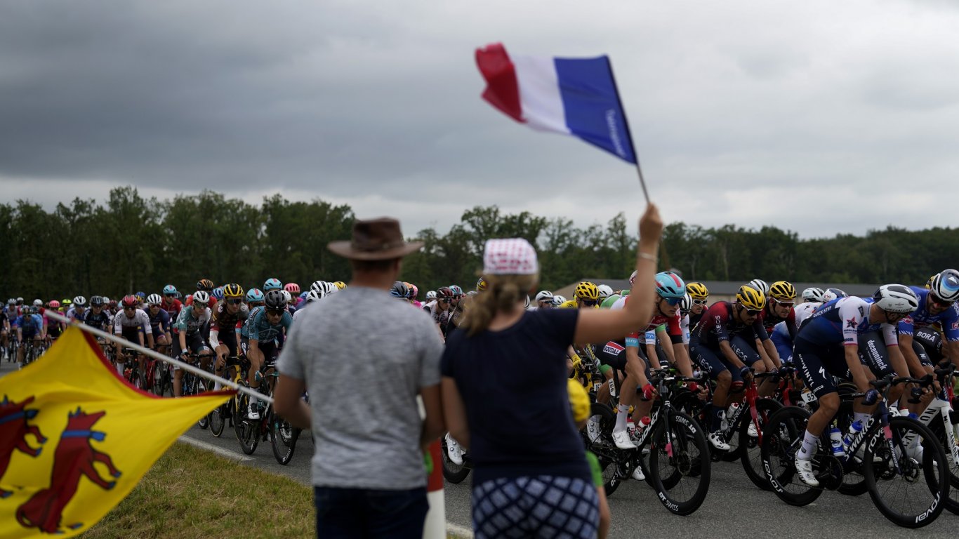 Французин изненада фаворитите във втория и най-дълъг етап от "Тур дьо Франс"