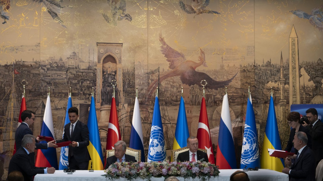 Церемония по подписването на зърнената сделка в Истанбул