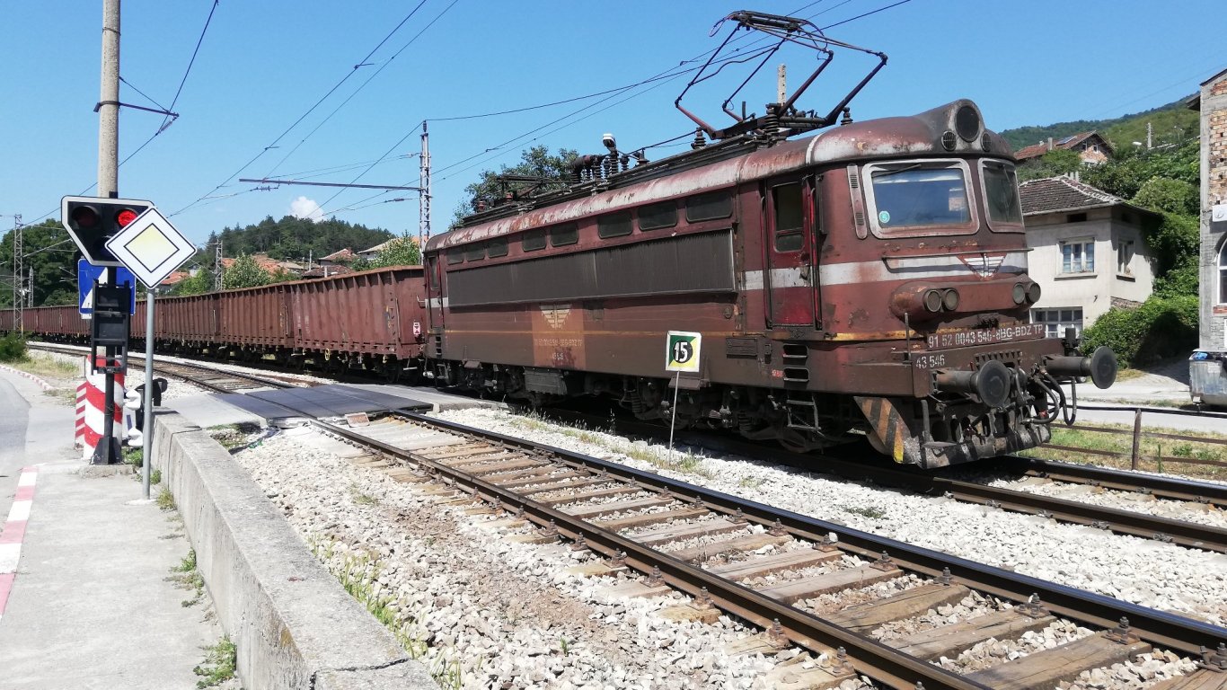 Влак дерайлира край Зверино, движението по жп линията София – Варна бе блокирано с часове