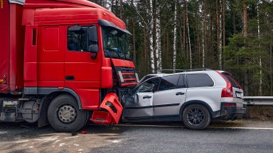 Млада жена загина при челен удар между кола и камион на Подбалканския път
