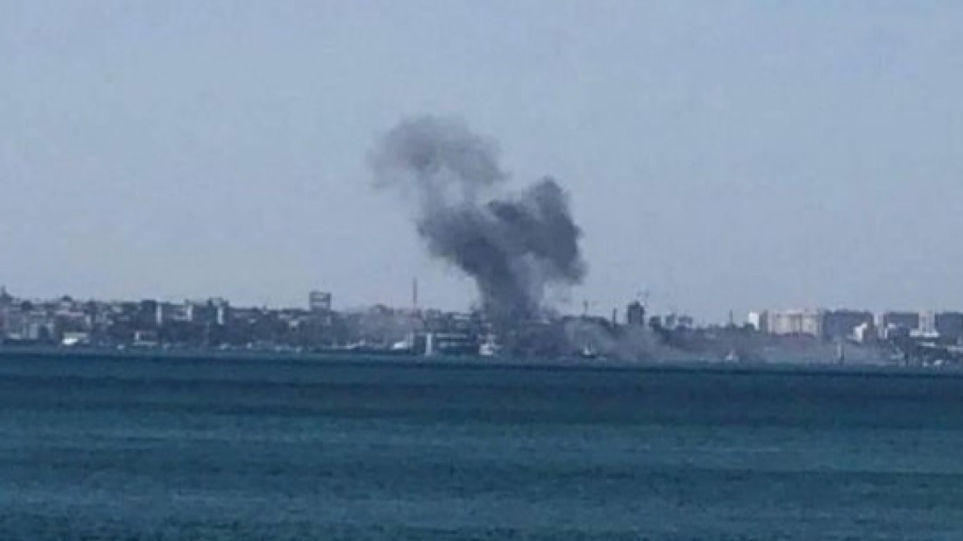 Одеса под руски ракетен обстрел, поразиха пристанището