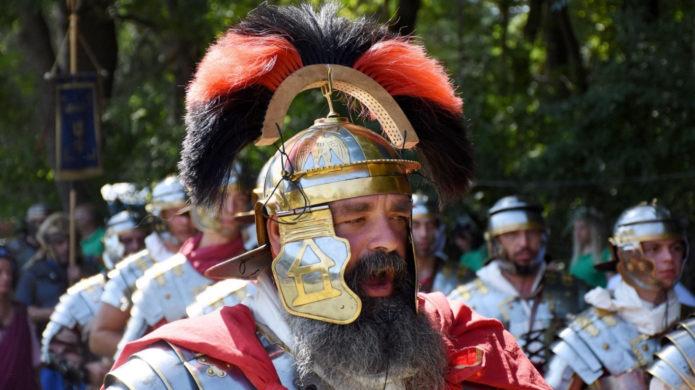 Зрелищни възстановки на римски боеве в Девня (снимки)