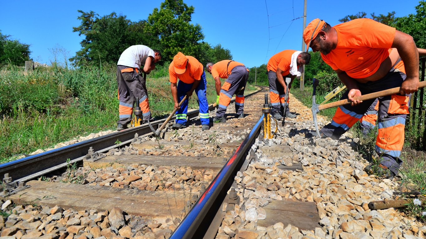 Спряха влаковете по линията София-Карлово заради деформирани от жегата релси