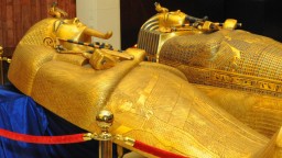 Впечатляващата изложба "Мощта на символите" от древен Египет завладява Бургас това лято