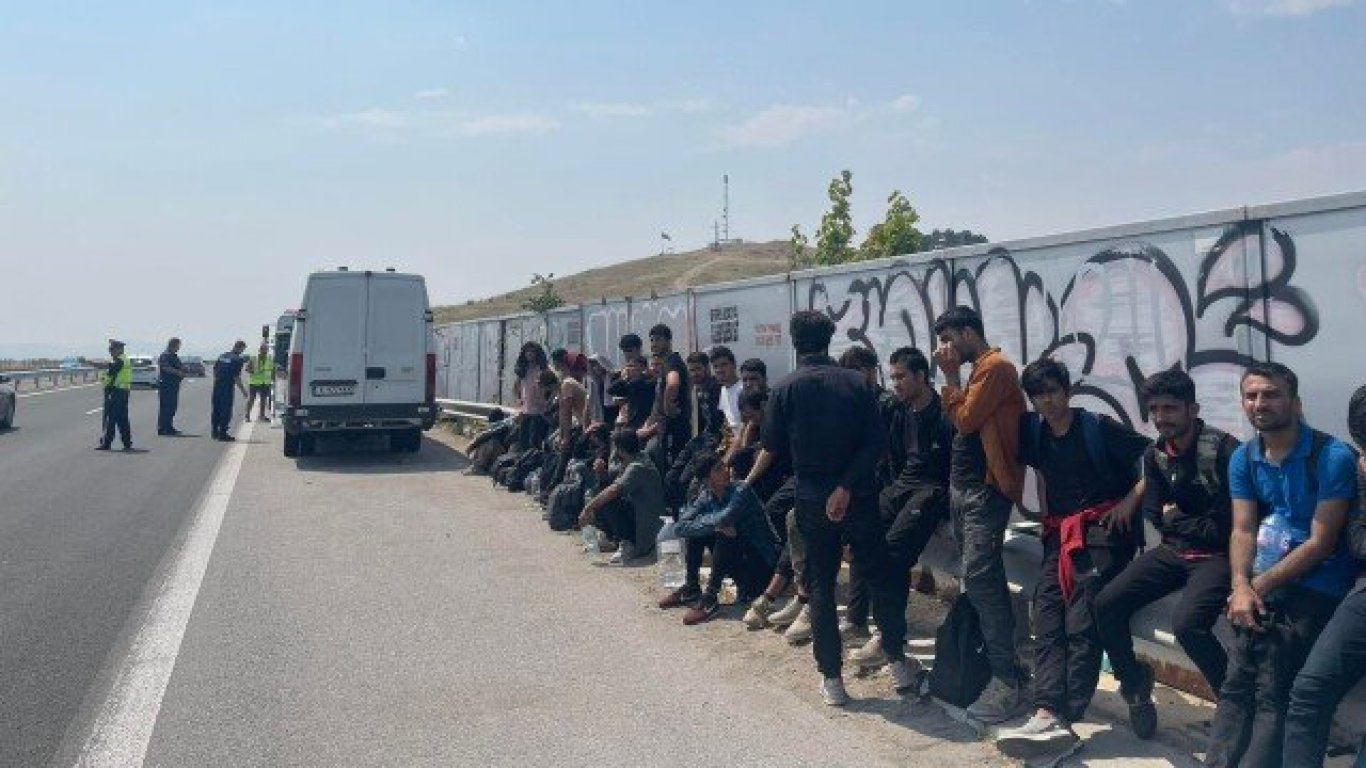 Задържаха 56 бежанци от Афганистан на АМ "Тракия", 15 са отведени за лечение  