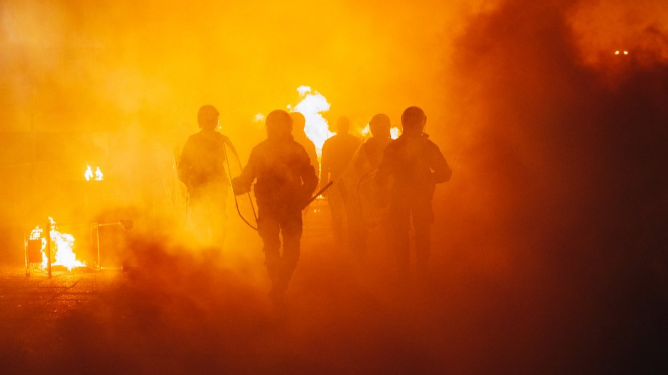 Голям пожар се разрази в Ханкли Комън, градът където е сниман "007 Координати: Скайфол"