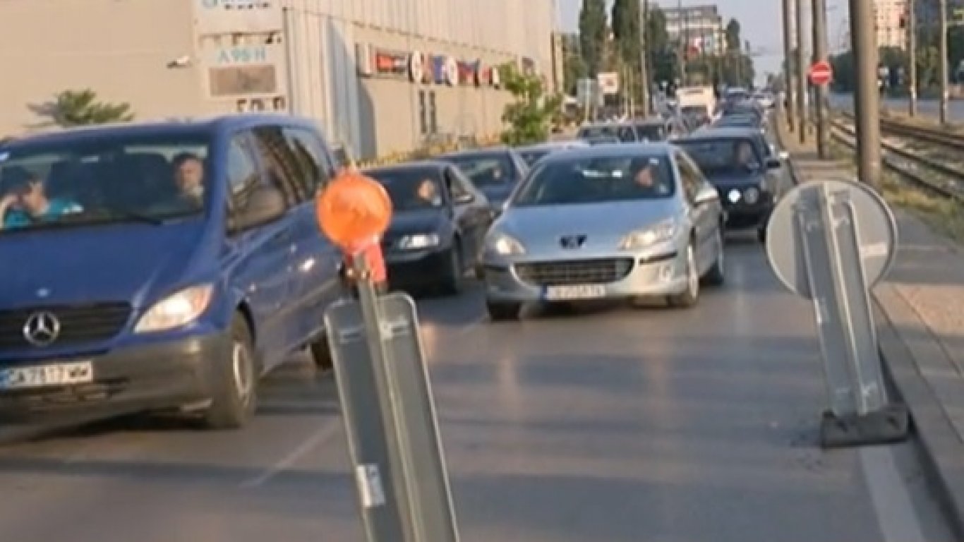 Опашки от автомобили в първия ден след затварянето на тунела за "Люлин"