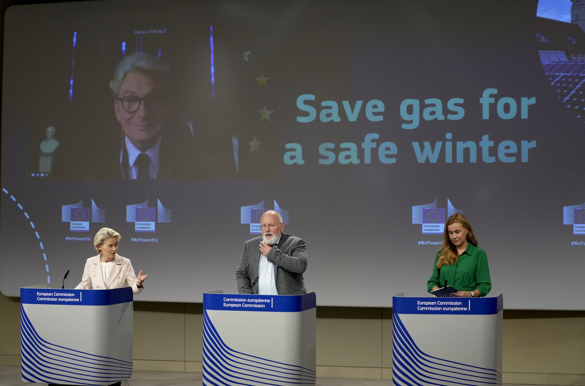 Председателят на Европейската комисия Урсула фон дер Лайен, вляво, комисарят по европейската зелена сделка Франс Тимерманс и европейският комисар по енергетиката Кадри Симсон представят в Брюксел плана ма ЕК за икономии на газ, 20 юли 2022 г.