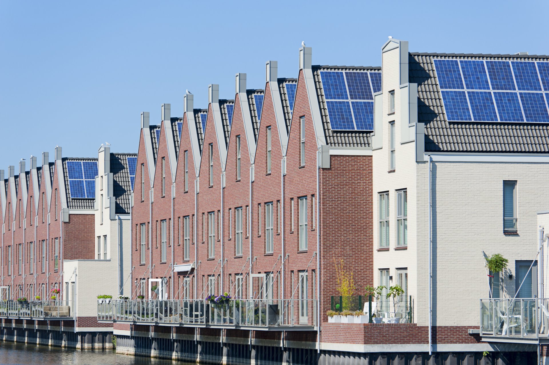Жилищни сгради със слънчеви панели в Нидерландия