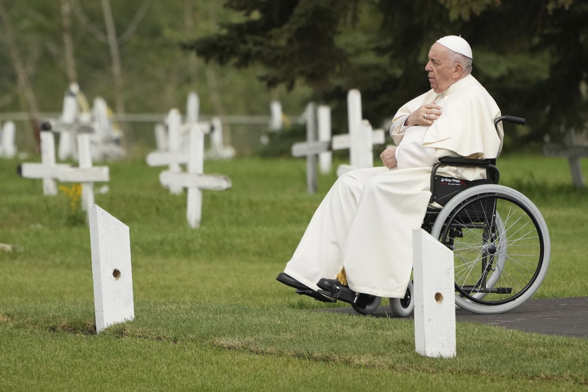 Папата посети индианско гробище