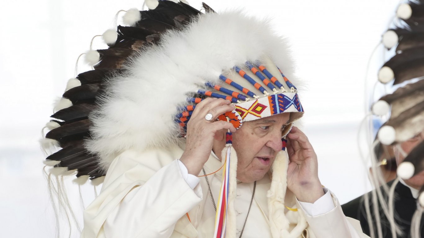 Папата сложи шлем на индиански вожд и се извини на коренното население в Канада (снимки)