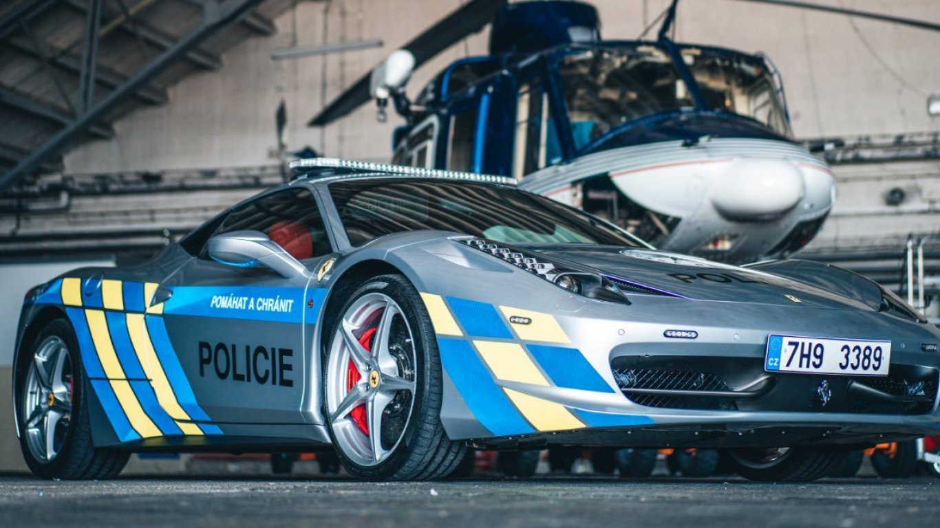 Чешката полиция ще гони престъпниците с луксозно "Ферари" (снимки и видео)
