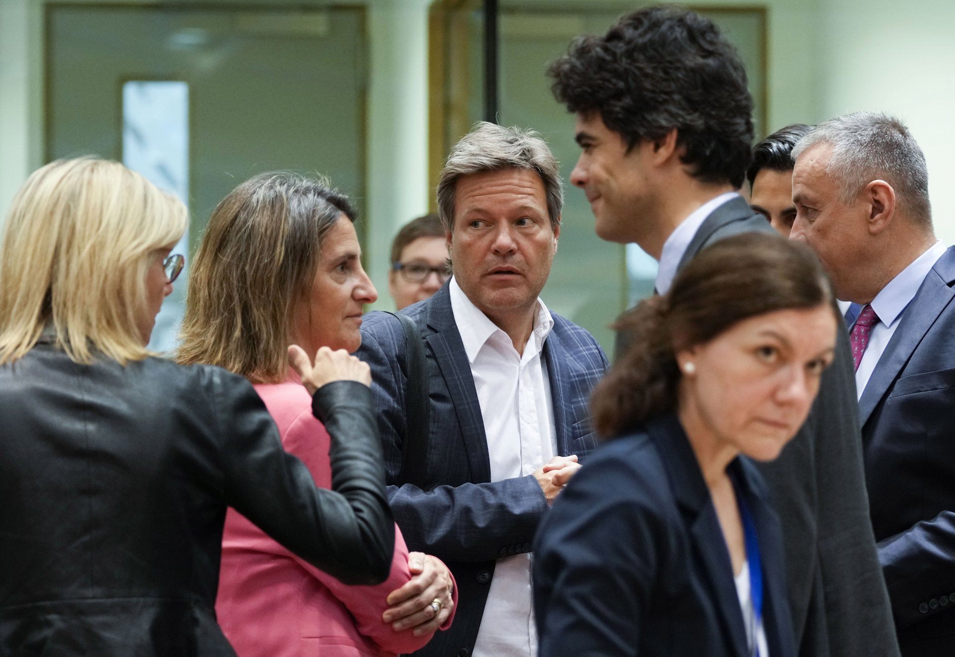 Министърът по въпросите на климата на Германия Робърт Хабек, в центъра, разговаря с министъра на индустрията на Франция Агнес Пание-Рунашер, вляво, и министъра на екологичния преход на Испания Тереза Рибера Родригес, втора вляво, на извънредната енергийна