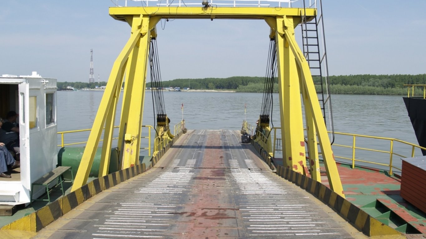Фериботът Оряхово-Бекет спря заради ниското ниво на Дунав