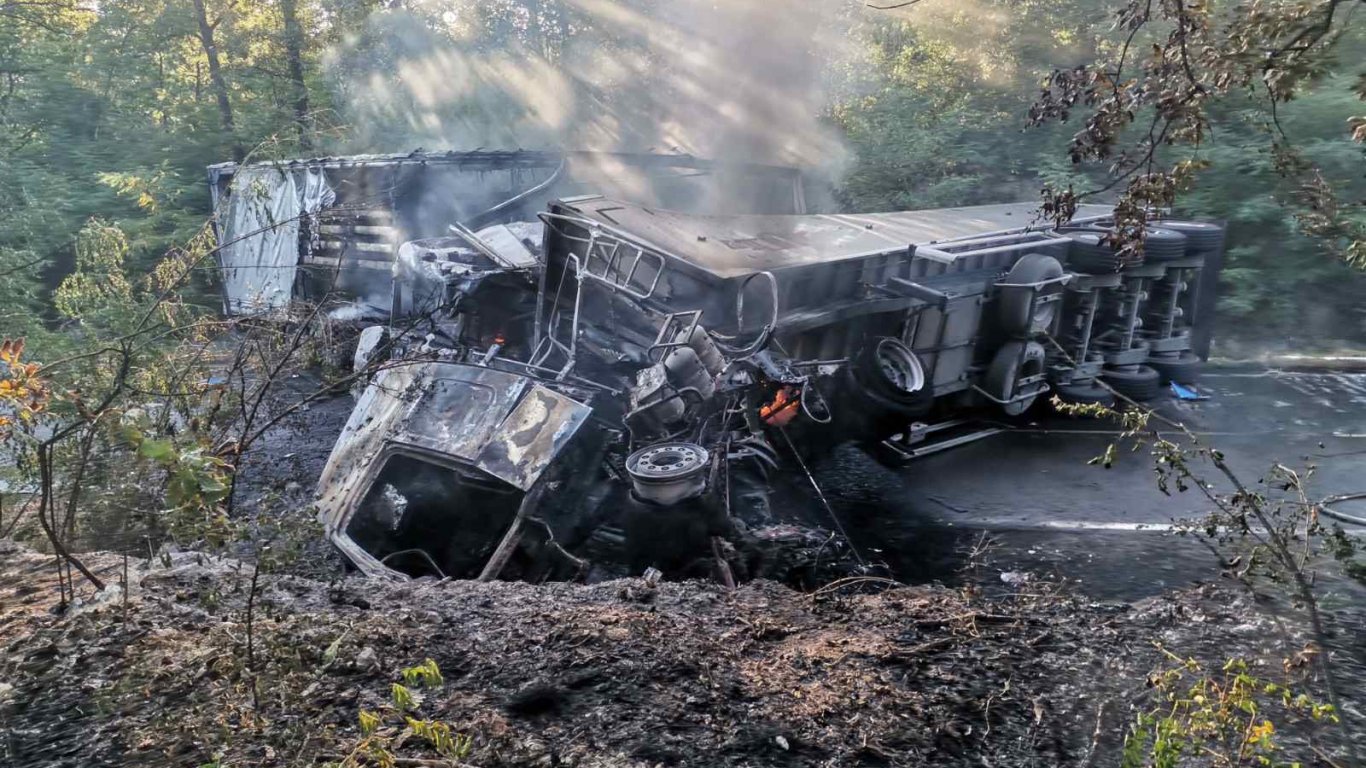 Катастрофа между два камиона затвори пътя Русе-Бяла, пострадали са двамата шофьори