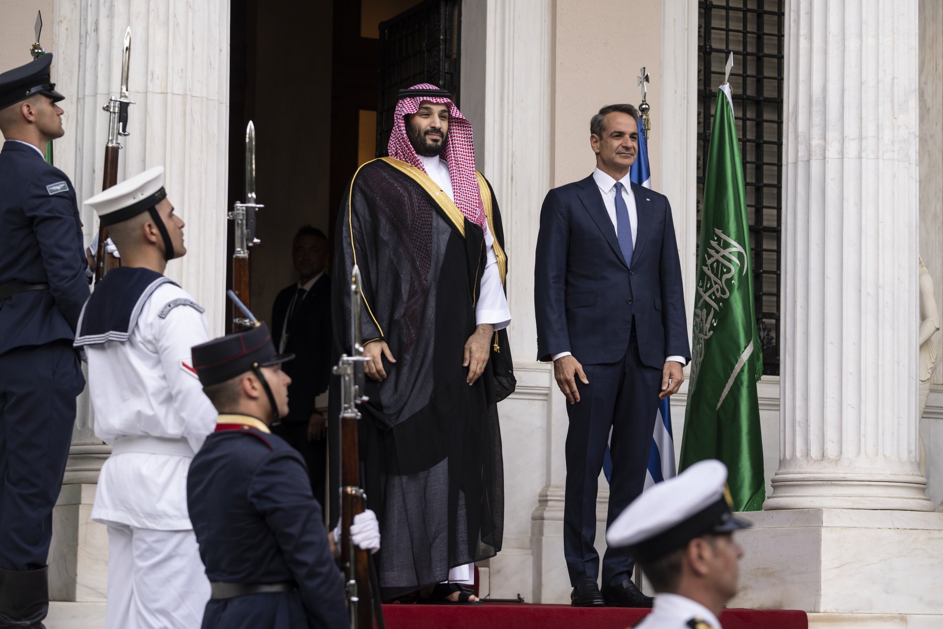 Гръцкият министър-председател Кириакос Мицотакис, вдясно, и саудитският престолонаследник принц Мохамед бин Салман слушат гръцкия национален химн преди срещата им в Атина, вторник, 26 юли 2022 г.