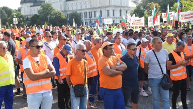 Пътните строители блокираха центъра на София и ключови пътища в страната  (снимки и видео)