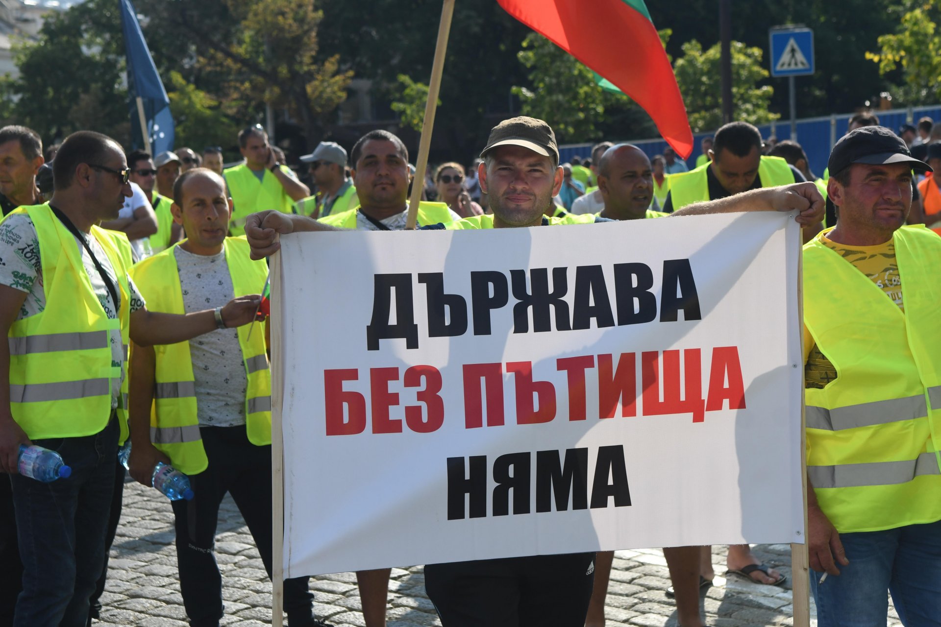  Протестиращите пътностроителни фирми затвориха движението в района на Народното събрание