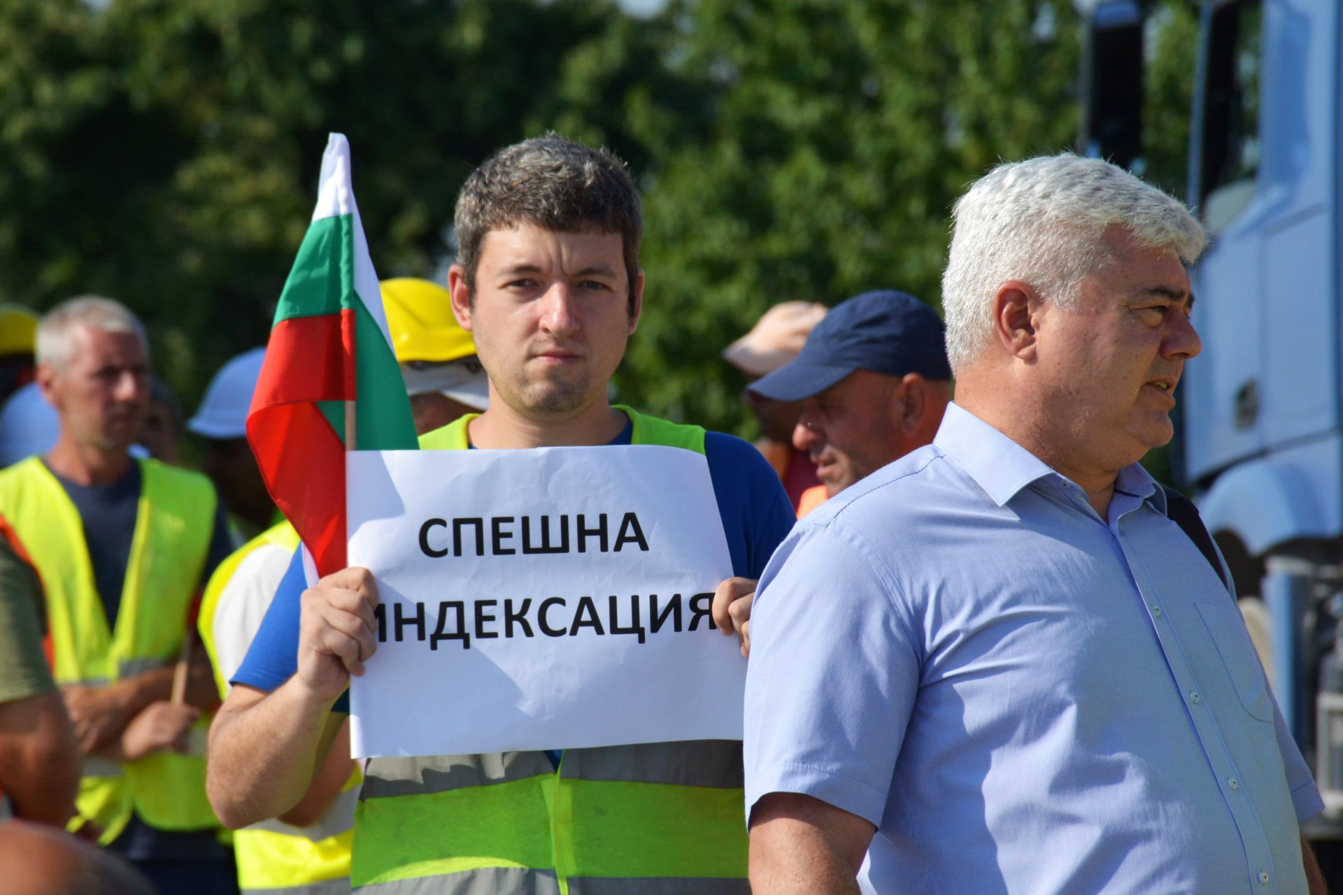 Пътностроителни фирми от русенско се включиха в националния протест на Българската браншова камара "Пътища", като блокираха международния път Е79.