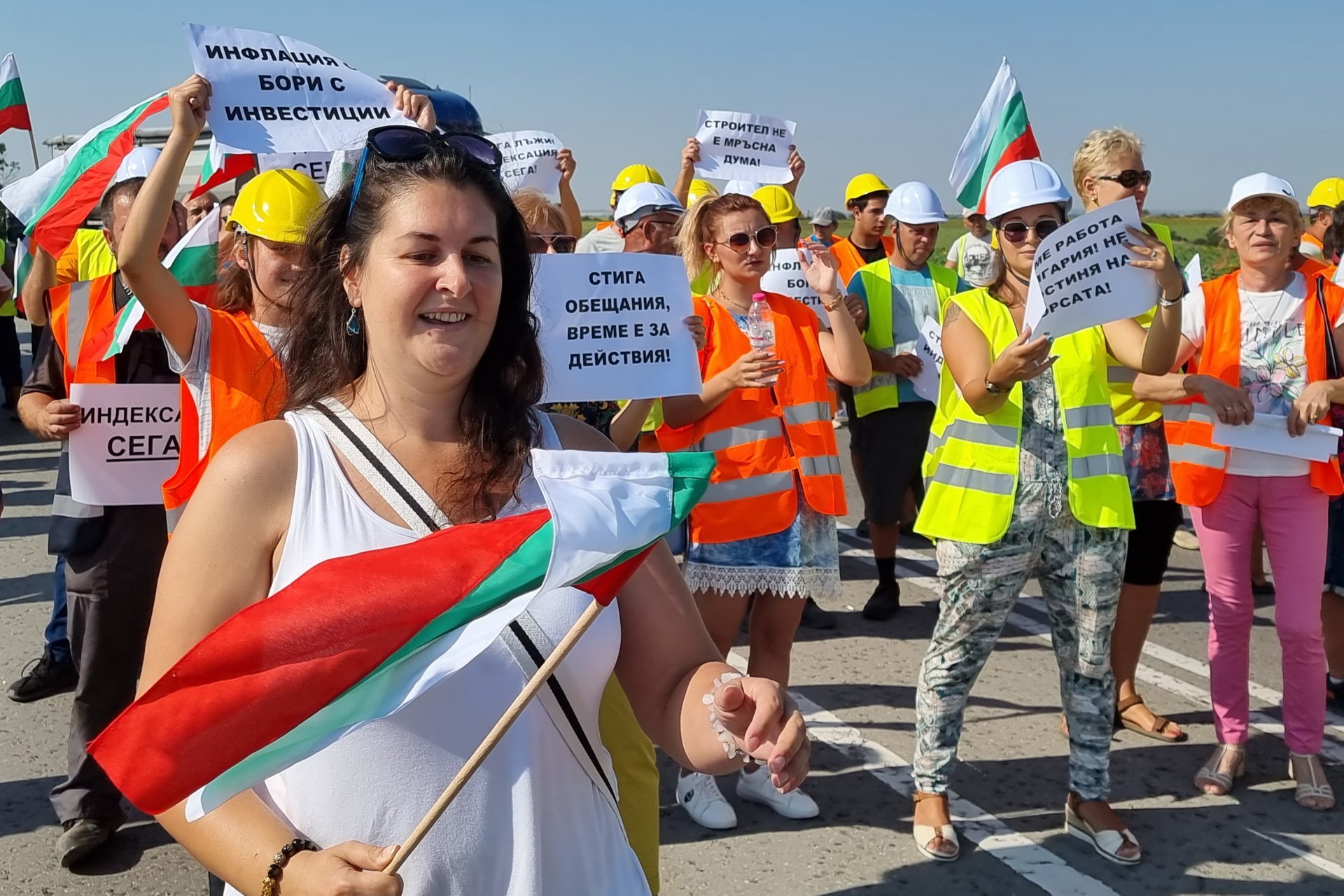 Пътностроителни фирми от русенско се включиха в националния протест на Българската браншова камара "Пътища", като блокираха международния път Е79.