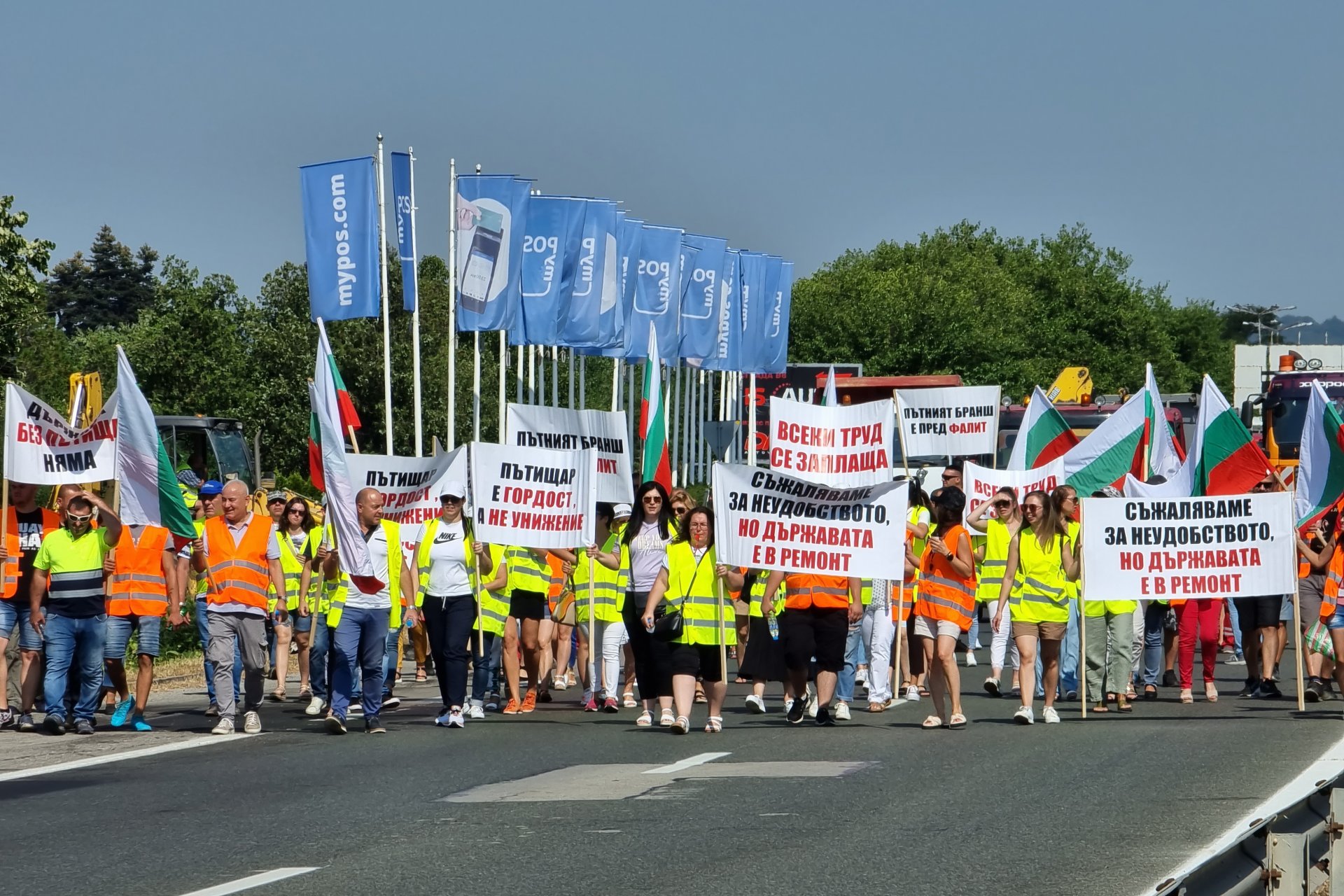 Във Варна протеста на строителния бранш, подкрепен от Камарата на строителите в България затвори магистралата за столицата. Във Варна протеста на строителния бранш, подкрепен от Камарата на строителите в България затвори магистралата за столицата.