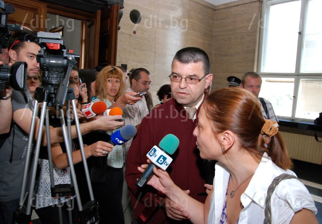 Прокурор Неделчо Неделчев отговаря на въпроси на журналисти, вдясно - Кана Рачева 