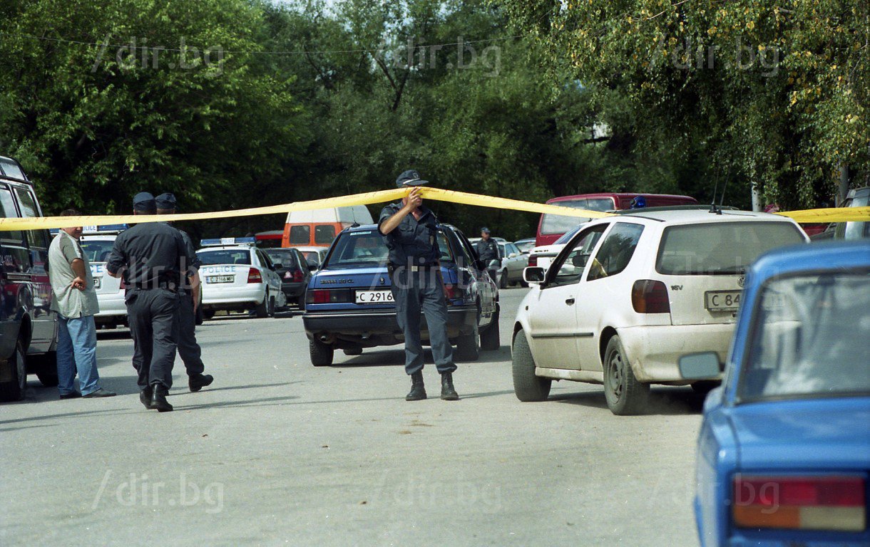 30 юли 2004 г. Районът около ул. "Коломан" 1 в София  е отсечен с полицейска лента 
