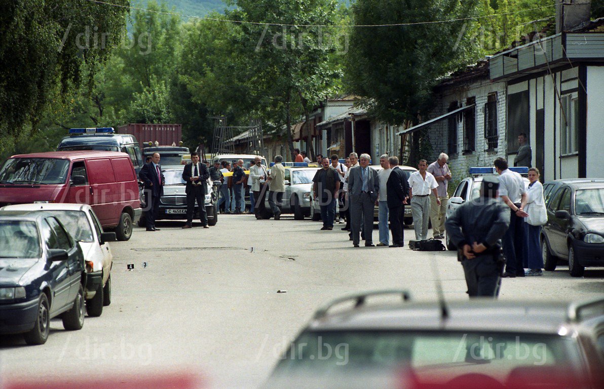 30 юли 2004 г. На местопроизшествието на ул. "Коломан" е и министър Петканов / със сив костюм и ръце в джобовете/
