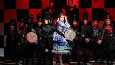 Впечатляващият мюзикъл "Алиса в огледалния свят" ще зарадва децата във Велико Търново и София през август
