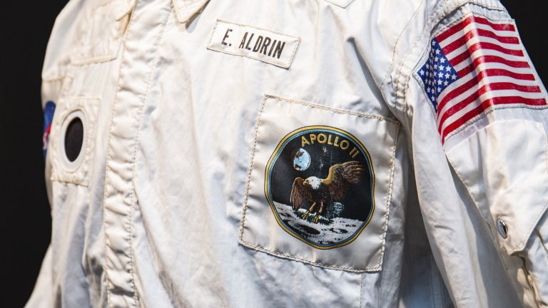 Якето, носено от астронавта Бъз Олдрин на Луната, беше продадено на търг