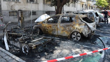 Електромобил се запали на зарядна станция във Варна, изгоряха още 2 коли (снимки/видео)