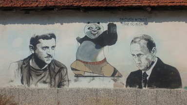 Зеленски и Путин водят диалог под юмрука на Кунг-фу панда