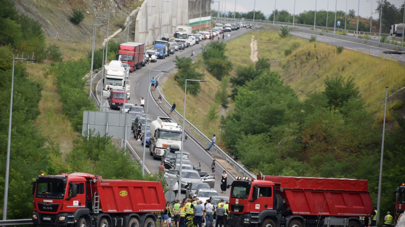 Камион блъсна кола с бебе на протеста на пътните строители в Благоевград
