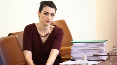 Бившият началник на кабинета Петков Лена Бориславова подаде иск в Софийския