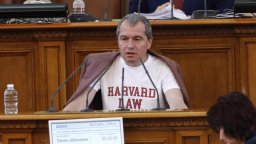 Тошко Йорданов иронизира "Продължаваме промяната" с фланелка "Harvard Law" в НС