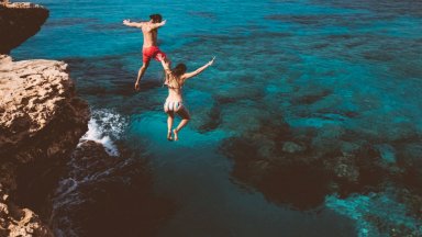 Определиха безопасната височина за скачане във вода