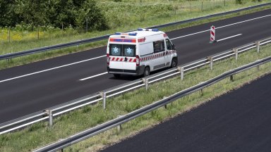 По предварителна информация лек автомобил блъснал на пешеходна пътека две