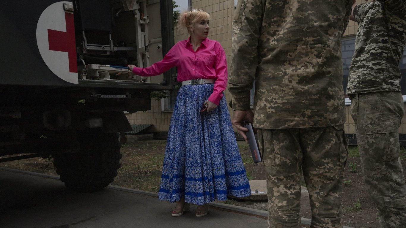 Лекар на високи токчета помага на фронтовата линия в Украйна (снимки)