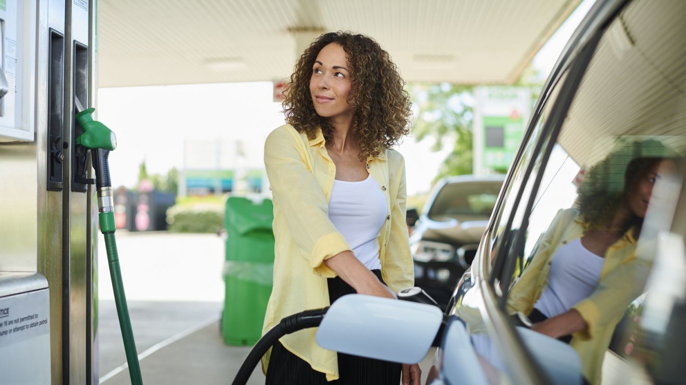 Бензинът и дизелът тръгнаха надолу - ще падат ли още цените