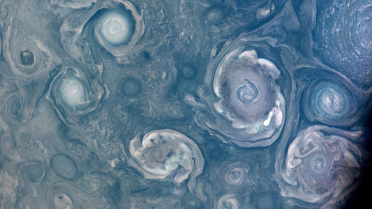 Защо полюсите на Юпитер са сини