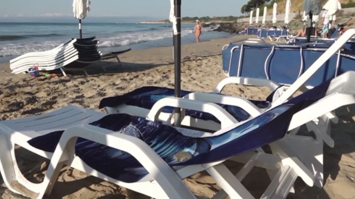 Хотелиер постави безплатни чадъри и шезлонги на плаж в Несебър, махат ги