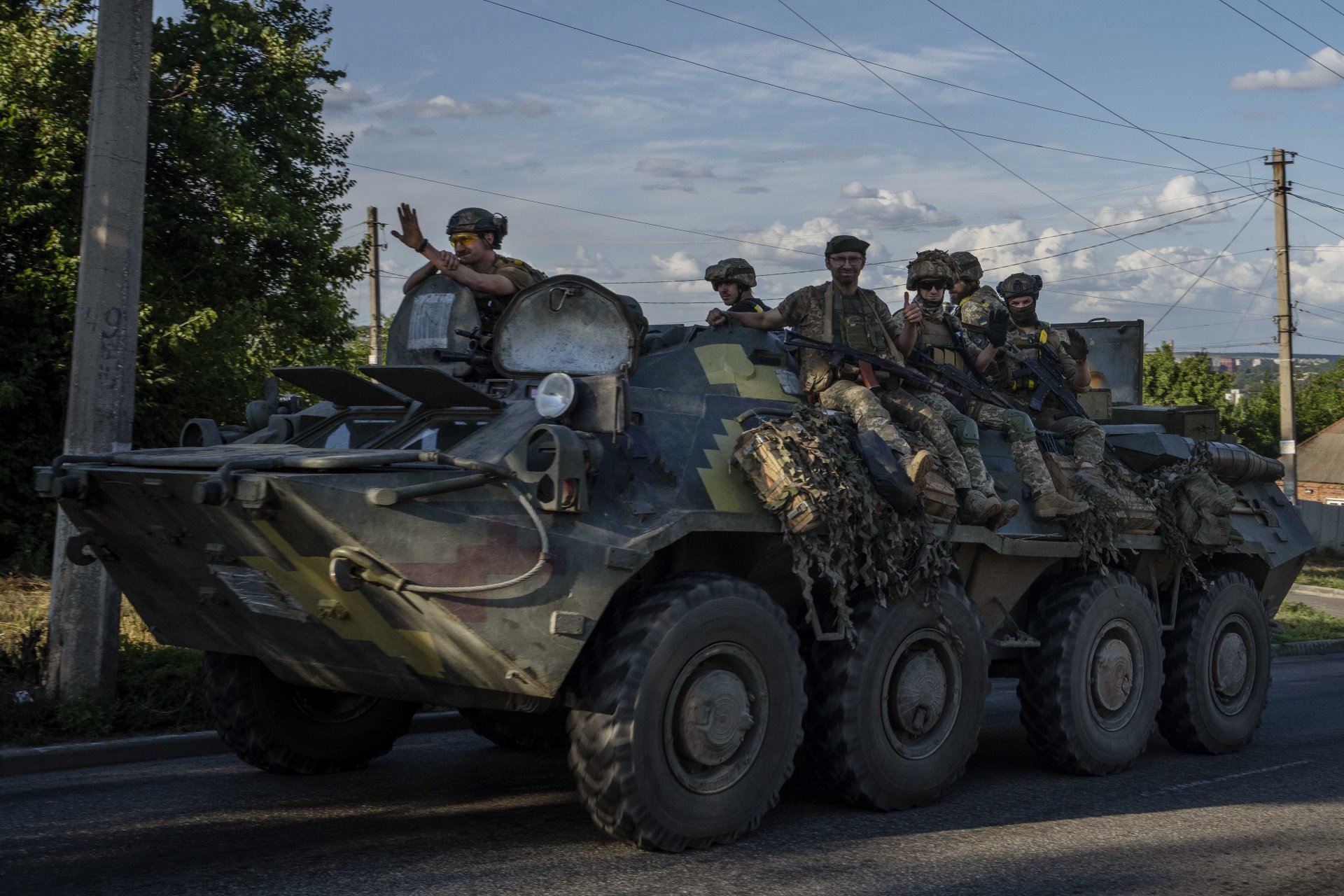 Украински войници се предвиждат с танк по път в Донецка област, Източна Украйна