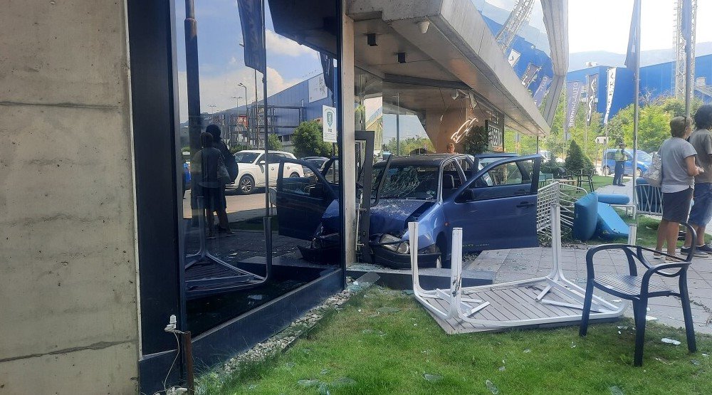 След удар на кола в магазин в София