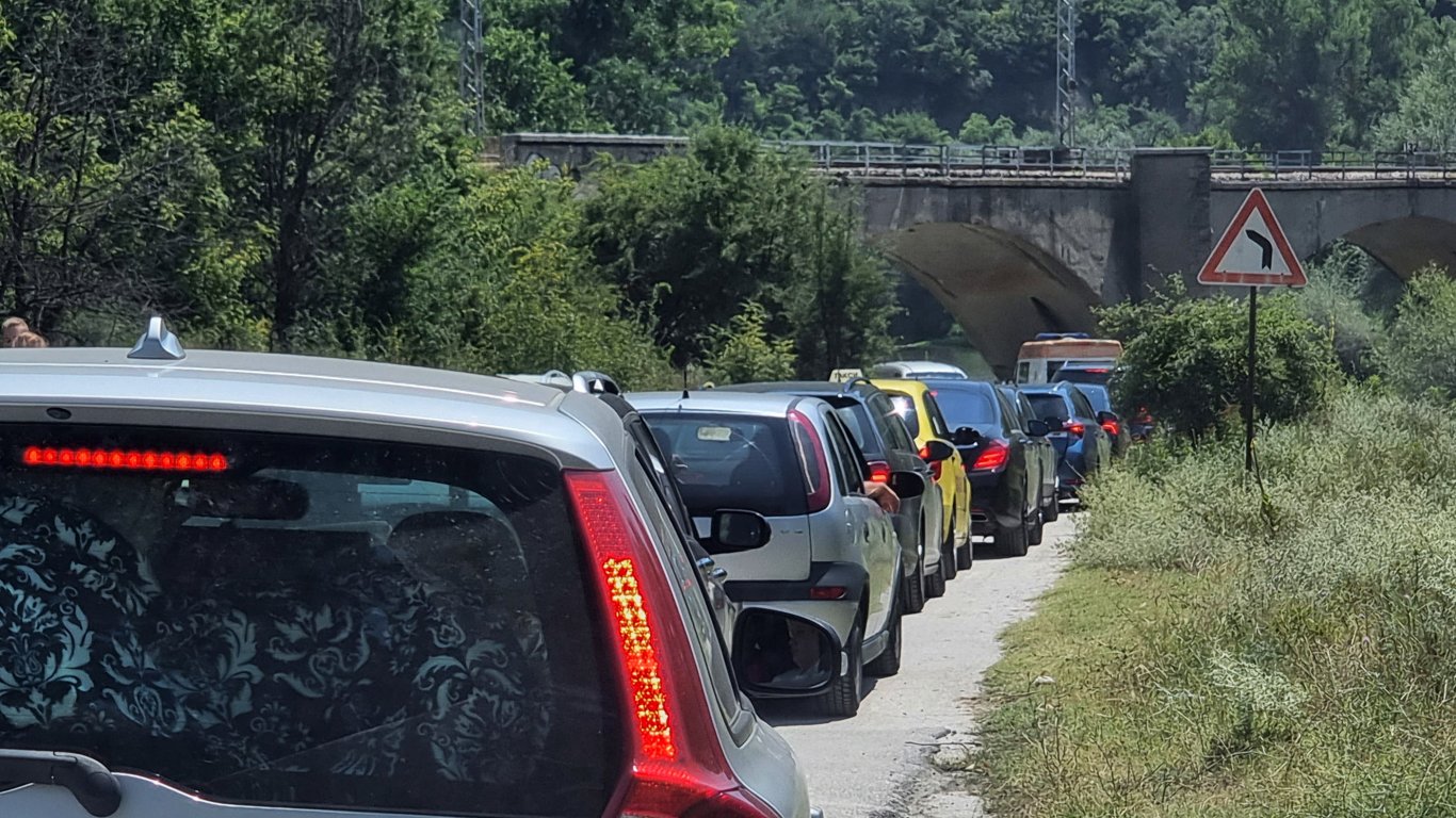 Серия от катастрофи на обяд: Челен удар затвори тунел "Железница", платформа с танк се преобърна край Ново село