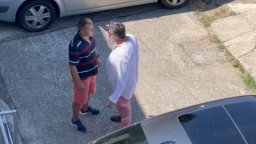 Известен несебърски свещеник влиза в саморазправа с руснак (видео)